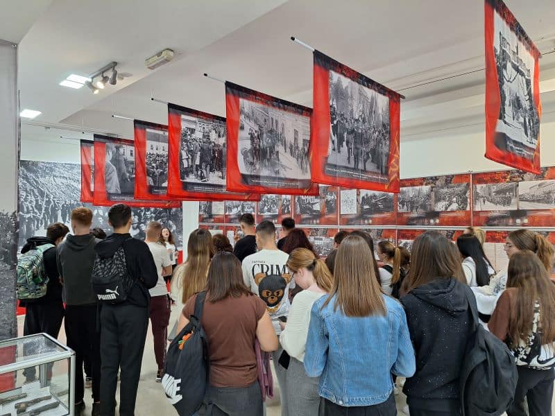 Ekonomska Skola Učenici U Razgledanju Izlozbe (1)